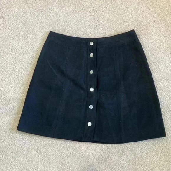 H&M divided Black suede feel button front mini skirt from size 4 - Picture 1 of 3